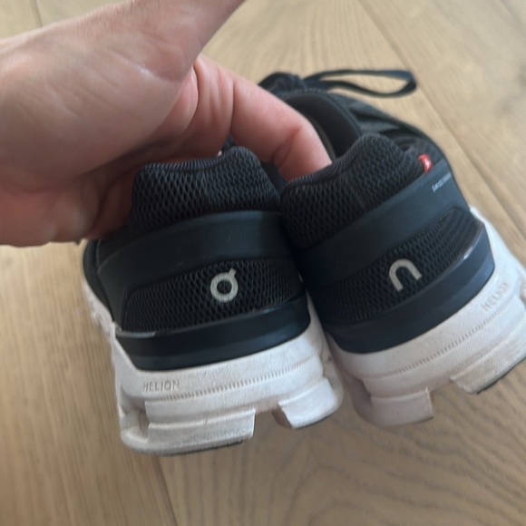 On Running Cloudswift Black and White Sneakers W8 - Picture 3 of 6